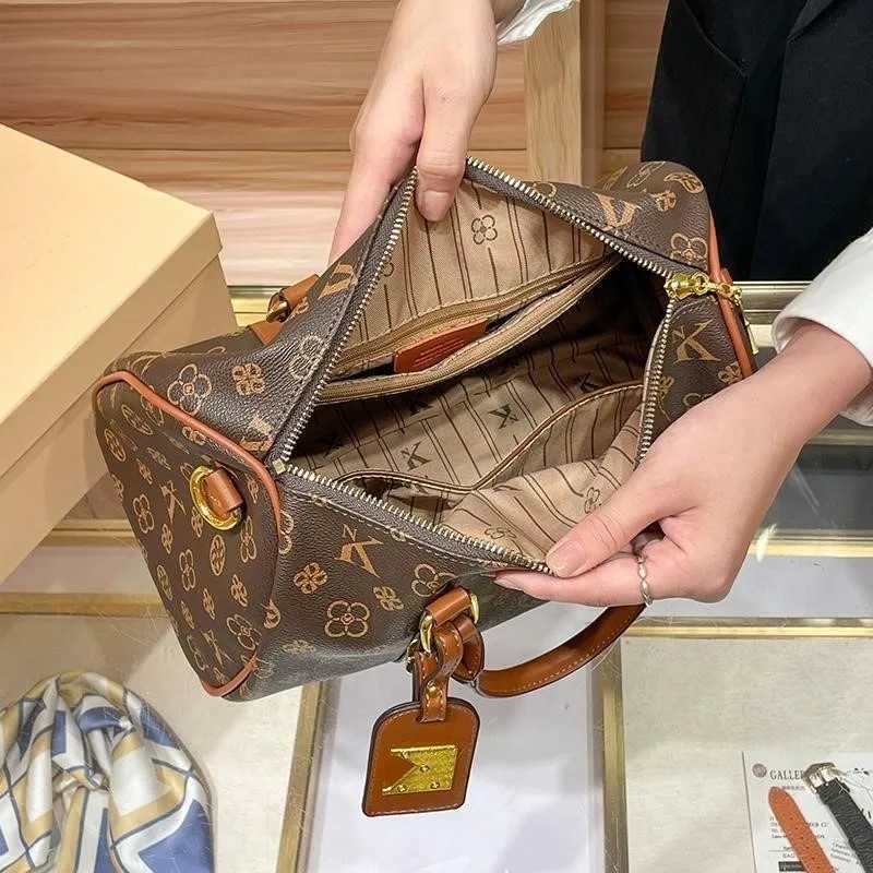 Ladies Light Luxury Handbag 2025 New Spring Luxury Designer Fi Handheld Shoder Bag Large Capacity Crossbody Bag Y251209