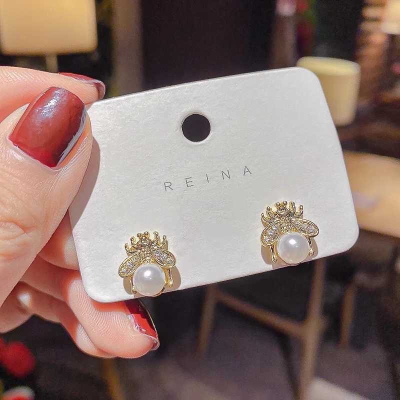 Cute and Cpact Bee Pearl Stud Earrings s925 Sier Needle Girls La Party Daily Wearing Fashion Jewelry Y251210