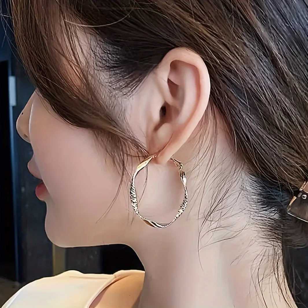 Fashionable and simple round twisted irregular ladies earrings exaggerated girls earrings high-grade plain hoop earringsXJ251210 - view 3