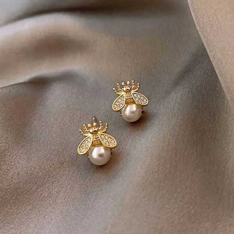Cute and Cpact Bee Pearl Stud Earrings s925 Sier Needle Girls La Party Daily Wearing Fashion Jewelry Y251210