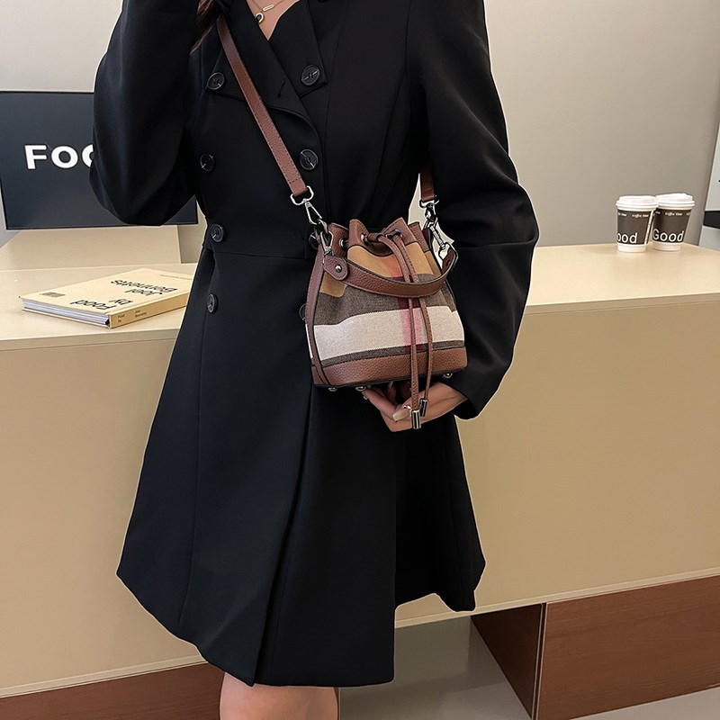 Designer bag 2025 New Trendy and Fashionable Bucket Bag for Women Versatile and Classic Striped Shoulder Bag