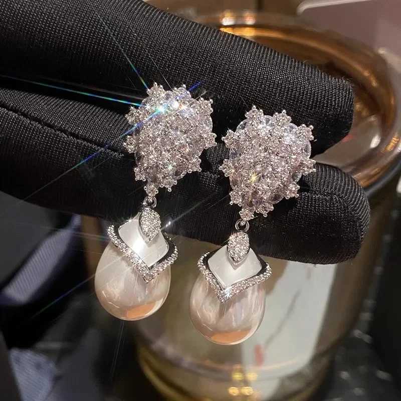 Huitan Luxury Fashion Waterdrop Imitation Pearl Drop Earrings for Wen Sparkling Crysal Cubic Zirconia Wedding Tren Jewelry Y251210