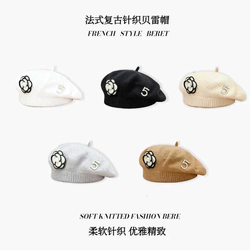 2026 New Autumn and Winter Retro Hats Wen Knitted Thermal Beret Fem wer Pearl Decorative Elegant Versatile Painter Hat Y251210