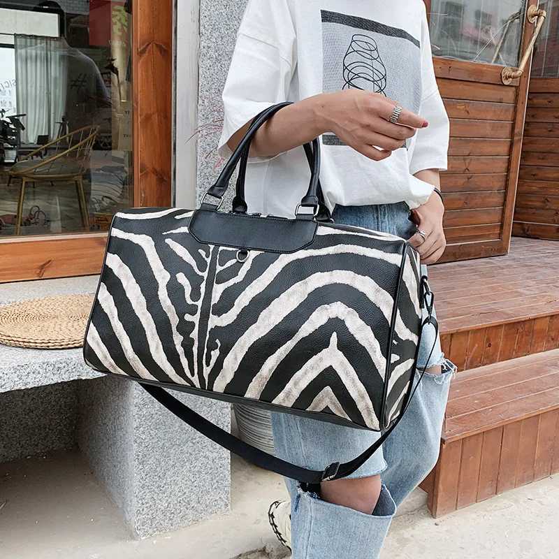 Fi Travel Bag Wens Handbags Large Capacity Leather Stripe Print Duffle Bag Big Tote Weekend Overnight Gym Bag for Wen Y251209