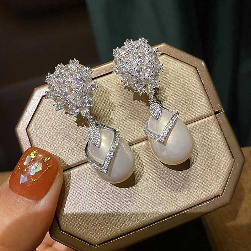 Huitan Luxury Fashion Waterdrop Imitation Pearl Drop Earrings for Wen Sparkling Crysal Cubic Zirconia Wedding Tren Jewelry Y251210