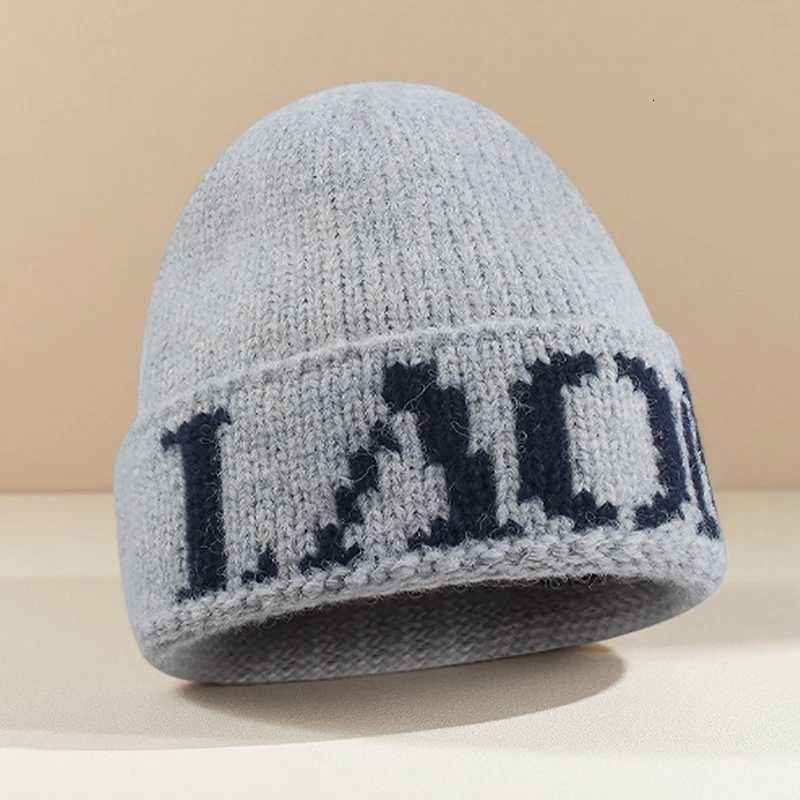 Luxury Fashionable Unisex Knitted Hat Winter Warm Ear Protection Hat for Shopping And Travel Letter Print No-Cuff Cap for Autumn And Wi Y251209