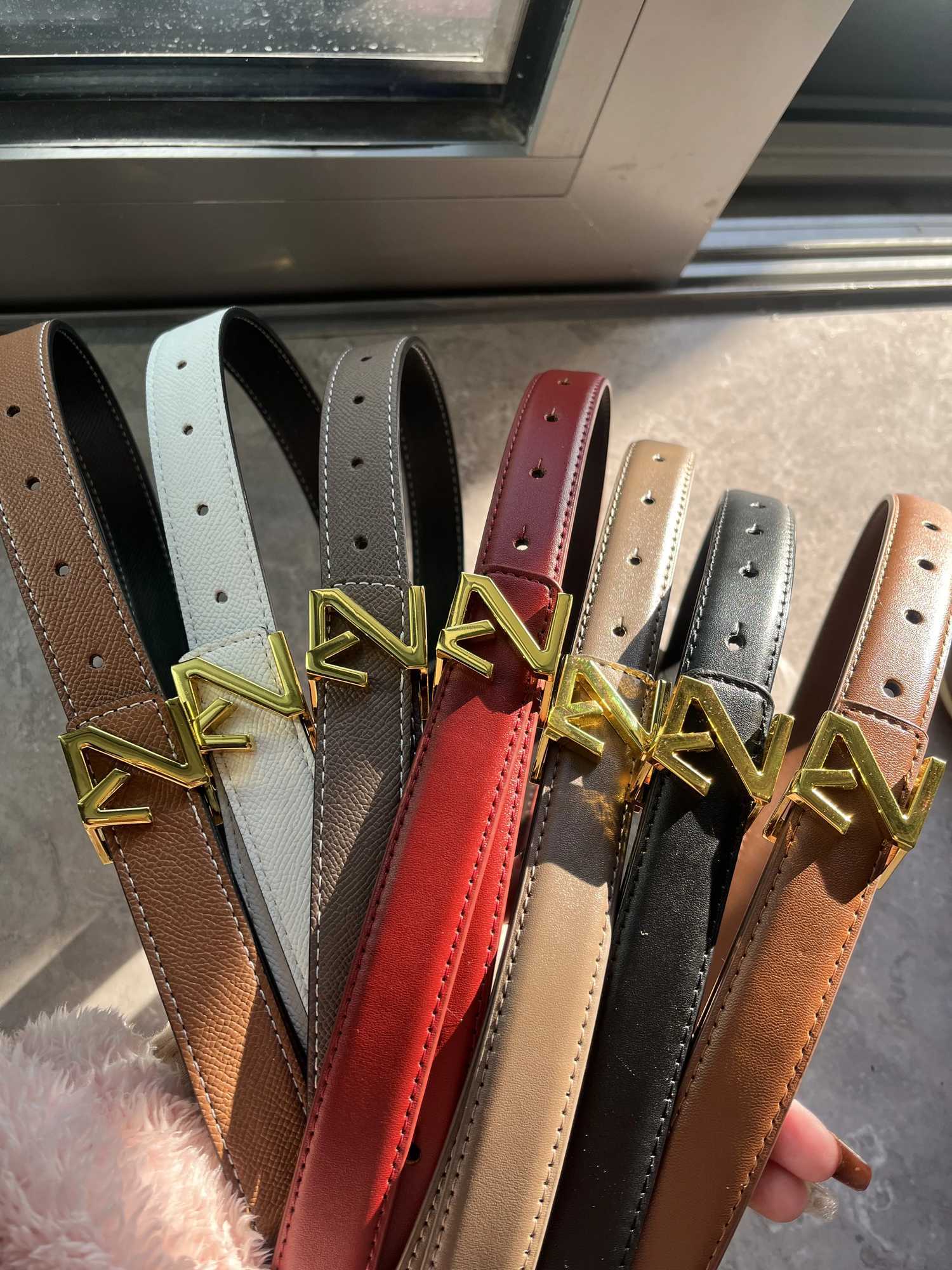 Luxury Um cinto de alta qualidade para uso na moda feminina uma fivela de ouro de alta qualidade perfeita para combinar vestidos de Y251210