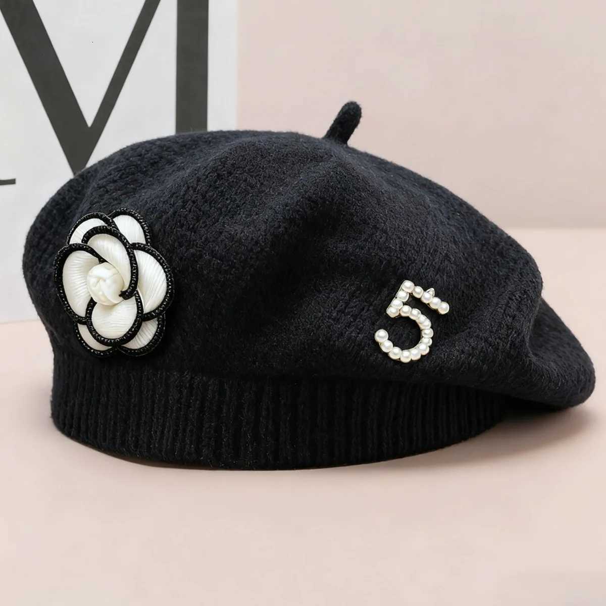 2026 New Autumn and Winter Retro Hats Wen Knitted Thermal Beret Fem wer Pearl Decorative Elegant Versatile Painter Hat Y251210