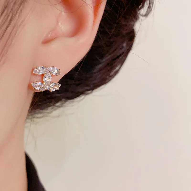 Fashion Shiny Cubic Zirconia Chic Letter Stud Earrings for Wen 925 Sier Needle Allergy Prntion Exqusite Jewelry Gift Y251210