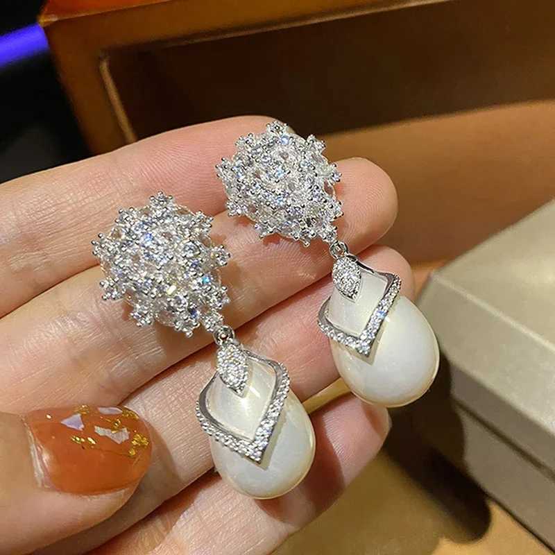 Huitan Luxury Fashion Waterdrop Imitation Pearl Drop Earrings for Wen Sparkling Crysal Cubic Zirconia Wedding Tren Jewelry Y251210