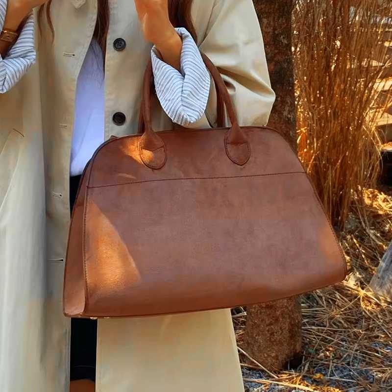 High-end Niche Design Handbags Outdoor Travel Bags Autumn and Winter New High-capacity Cmuter Handbags Ladies Y251209