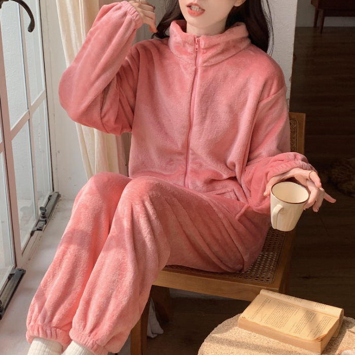 B1236-Trendsetting Wardrobe Essentials by Renowned Designers at Your Fingertips