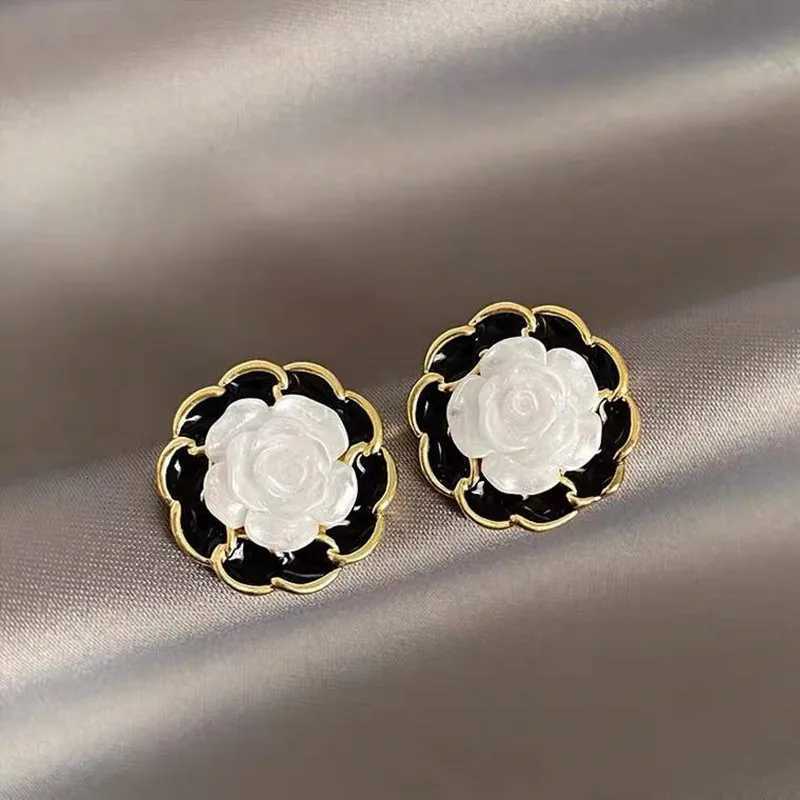 Fashion White wer Stud Earrings for Wen Black Enamel Weaving Edges Round Earrings Geetry Sweet Party Jewelry Gift Y251210