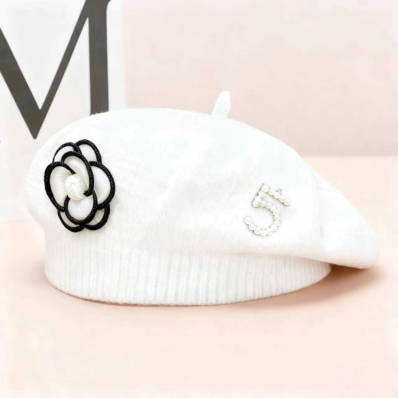 2026 New Autumn and Winter Retro Hats Wen Knitted Thermal Beret Fem wer Pearl Decorative Elegant Versatile Painter Hat Y251210
