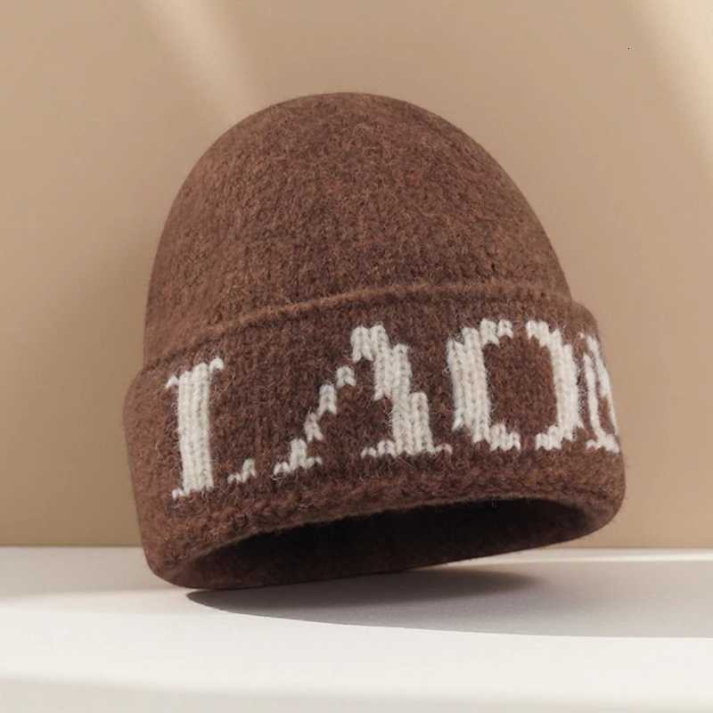 Luxury Fashionable Unisex Knitted Hat Winter Warm Ear Protection Hat for Shopping And Travel Letter Print No-Cuff Cap for Autumn And Wi Y251209