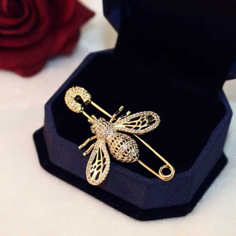 Luxury Fl Crystal Gold Color Bee Brooches For Wan Shiny Hollow Bee Brooch Pin For Coat Scraf Fine Jewelry Y251210
