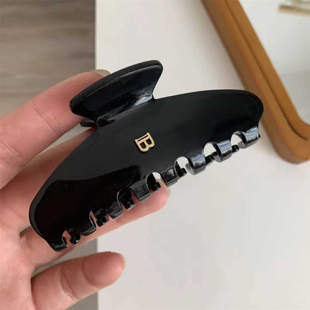1pc Korean letter B arc grab clip high texture acetate hair clip sweet and versatile hair shark clip hair accories Y251210