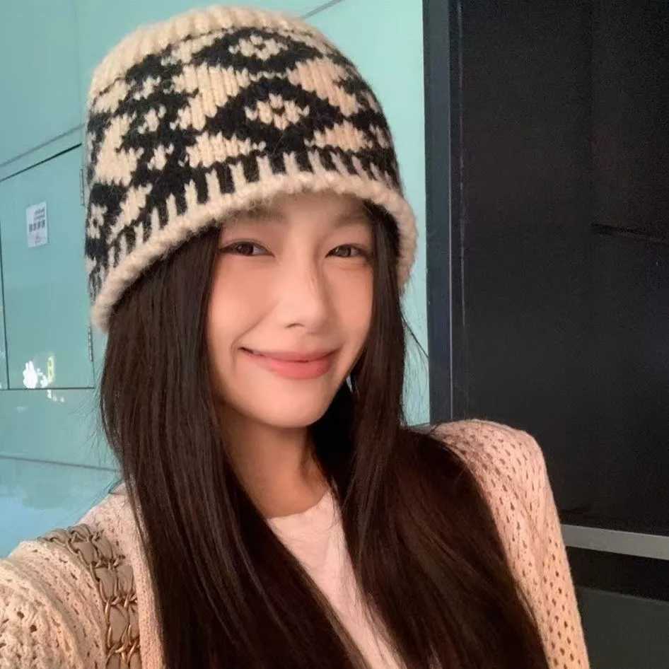 Luxury Womens Knitted Cap Wool Mixed Retro Wool Hat For Keeping Warm Big Head Sized Cold Proof Hat For Male Head Y251209