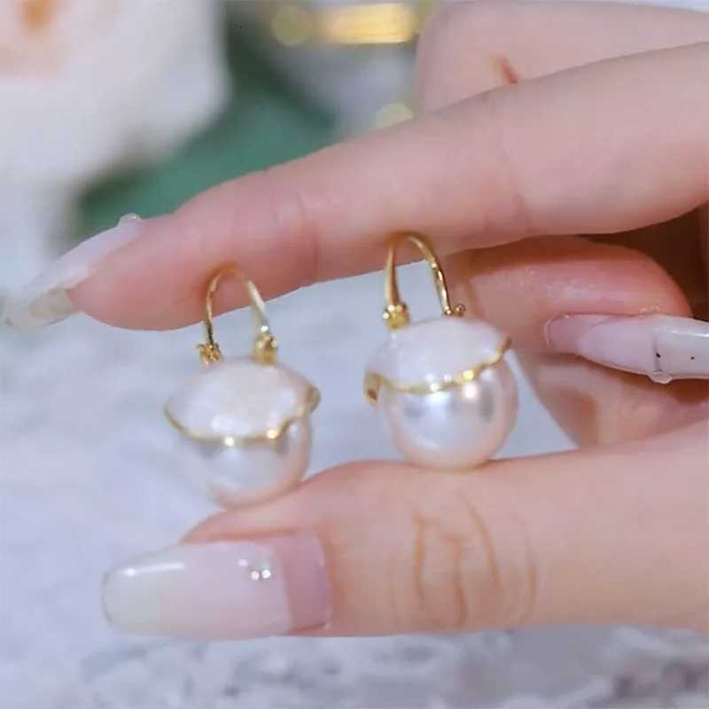 Korea New Tren Shell Imitation Pearl Hoop Earrings For Wen Temperament Versatile Cute Small Earring New Year Wedding Jewelry Y251210
