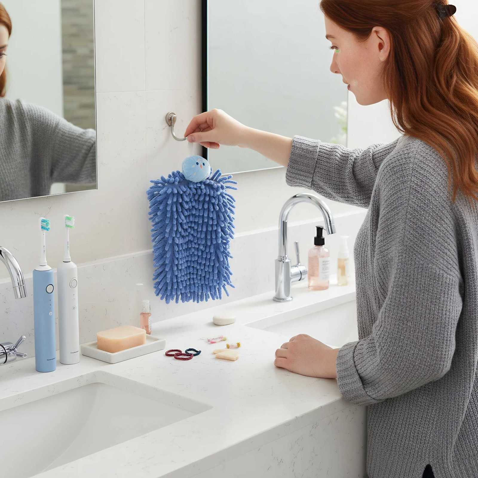 Cute Snowman Hand Towel Blue Plush Bathroom Towel for Kitchen Soft Absorbent Microfiber Towel with Hanging Loop 24x17cm C251210