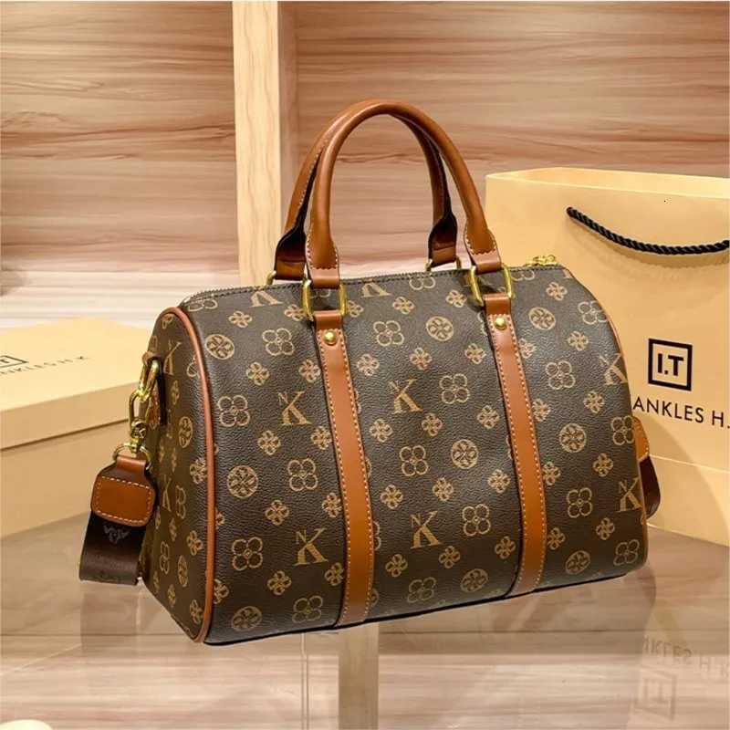 Ladies Light Luxury Handbag 2025 New Spring Luxury Designer Fi Handheld Shoder Bag Large Capacity Crossbody Bag Y251209