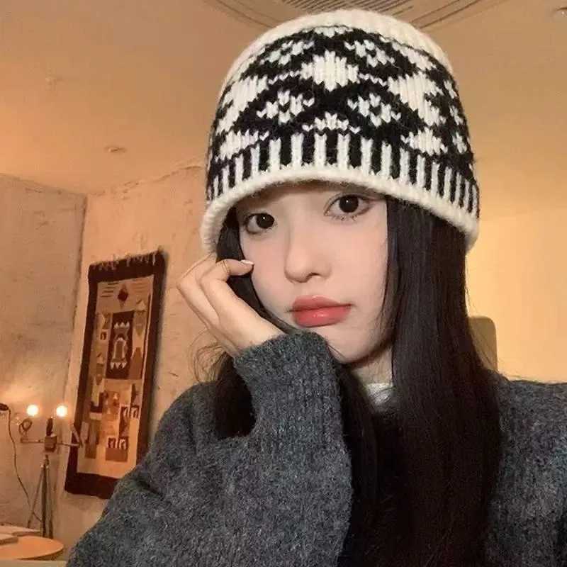 Luxury 2026 New Retro Color Block Grid Knitted Hat for Women Warm Cold Hat Face-Slimming Perfect for Autumn Winter Daily Wear Y251209