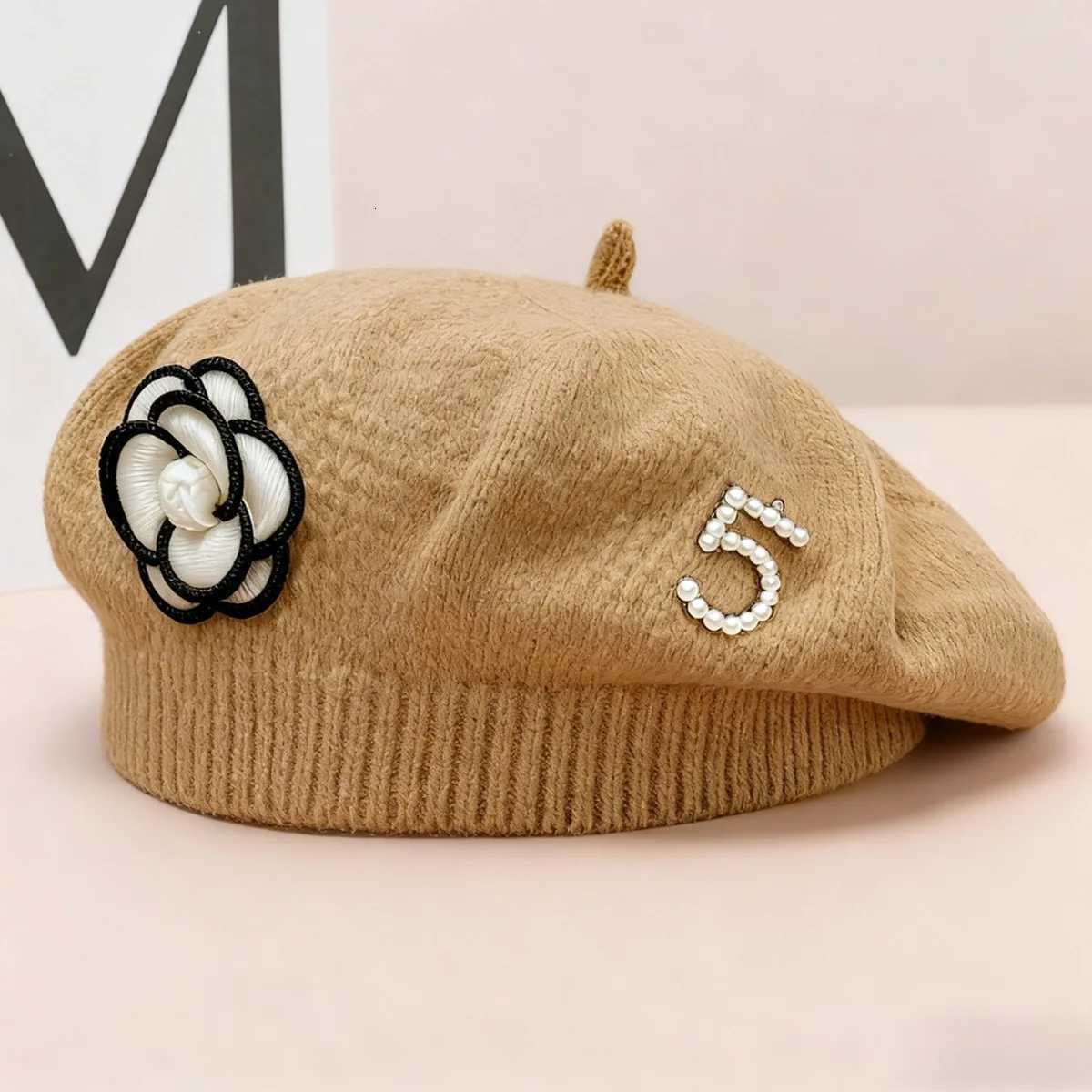 2026 New Autumn and Winter Retro Hats Wen Knitted Thermal Beret Fem wer Pearl Decorative Elegant Versatile Painter Hat Y251210