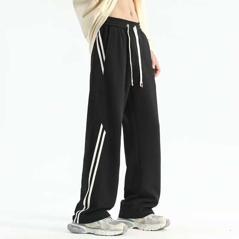 Men's trousers are sporty, casual, loose and clean, with an academic style
