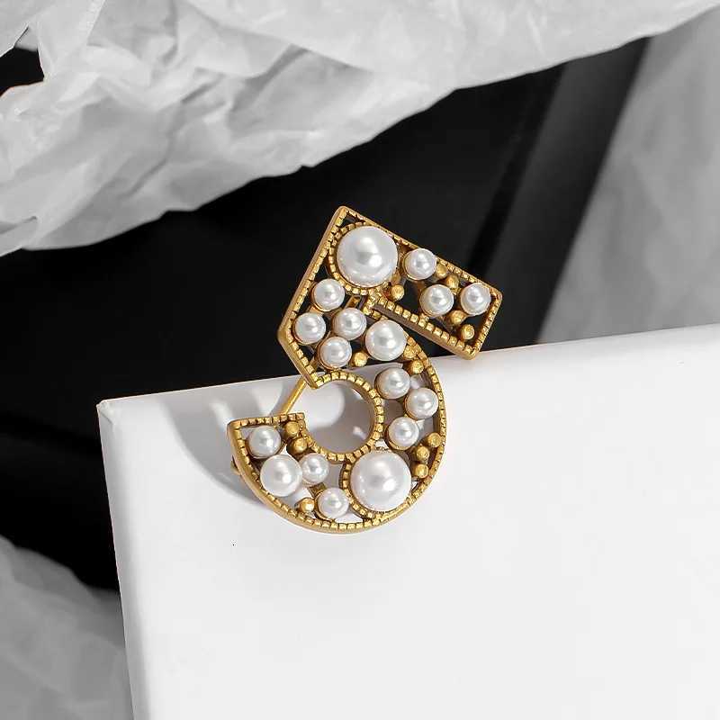 Number 5 Hollow Pearl Brooch --Copper Material Y251210