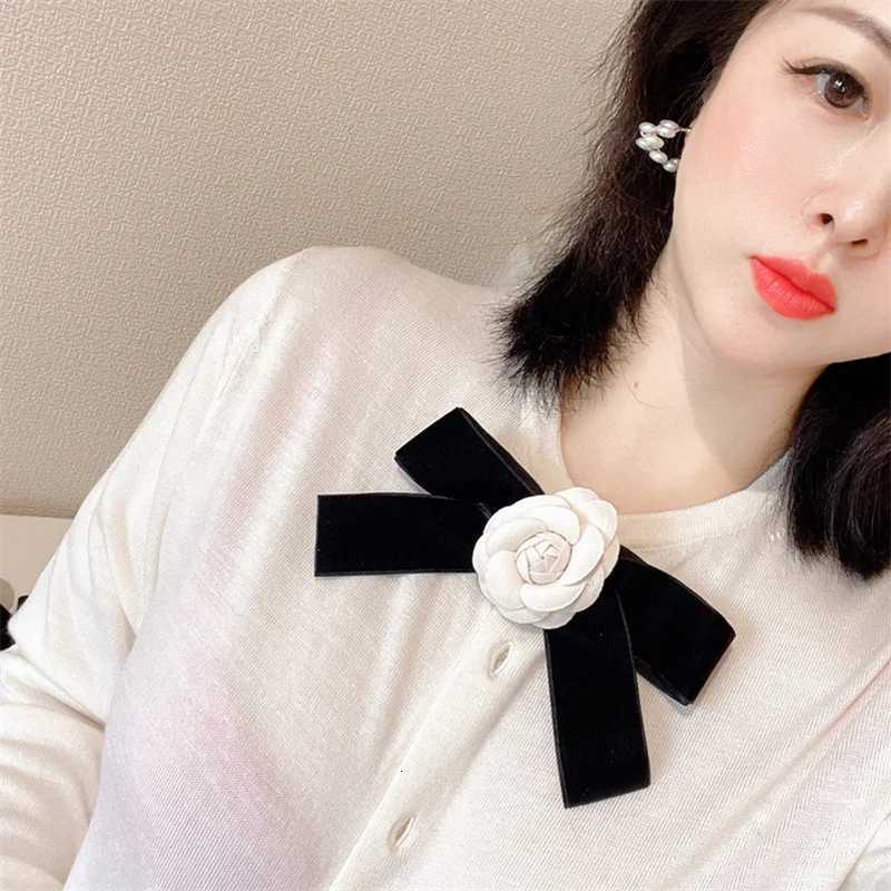 New Fabric lia wer Brooch Veet Bow Tie Ladies College Style Shirt Collar Pins Vintage Wedding Party Brooches For Wen Y251210