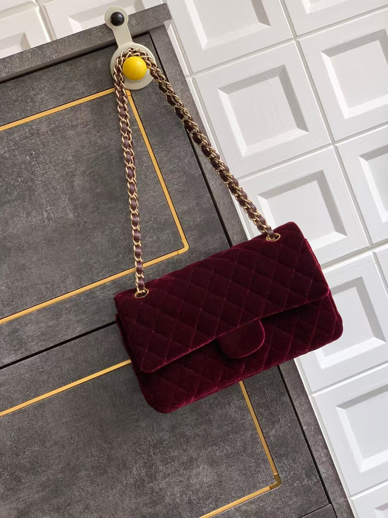 High-quality luxury fashion designer handbags, women's classic luxury velvet bags chain cross-body bags, simple chain handbags.