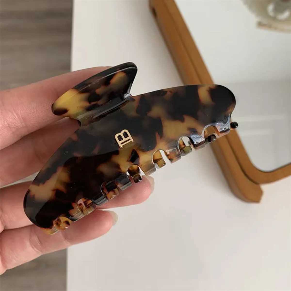 1pc Korean letter B arc grab clip high texture acetate hair clip sweet and versatile hair shark clip hair accories Y251210