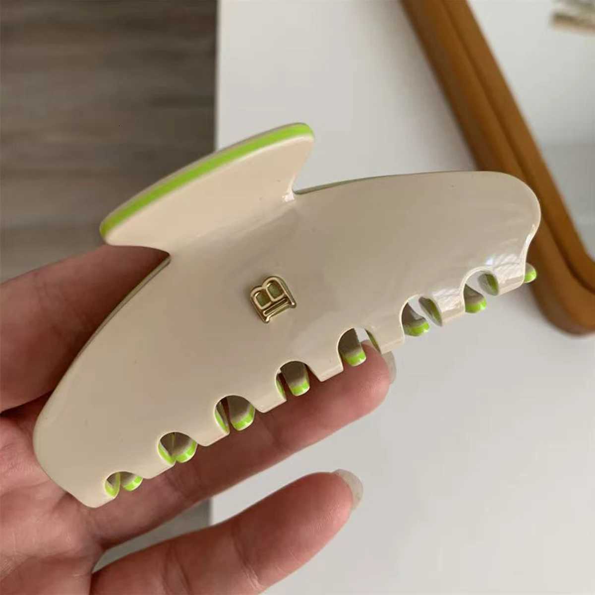 1pc Korean letter B arc grab clip high texture acetate hair clip sweet and versatile hair shark clip hair accories Y251210