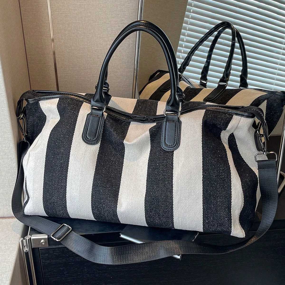 High-value travel bag large-capacity clothing storage bag portable business trip boarding bag messenger bag Y251209