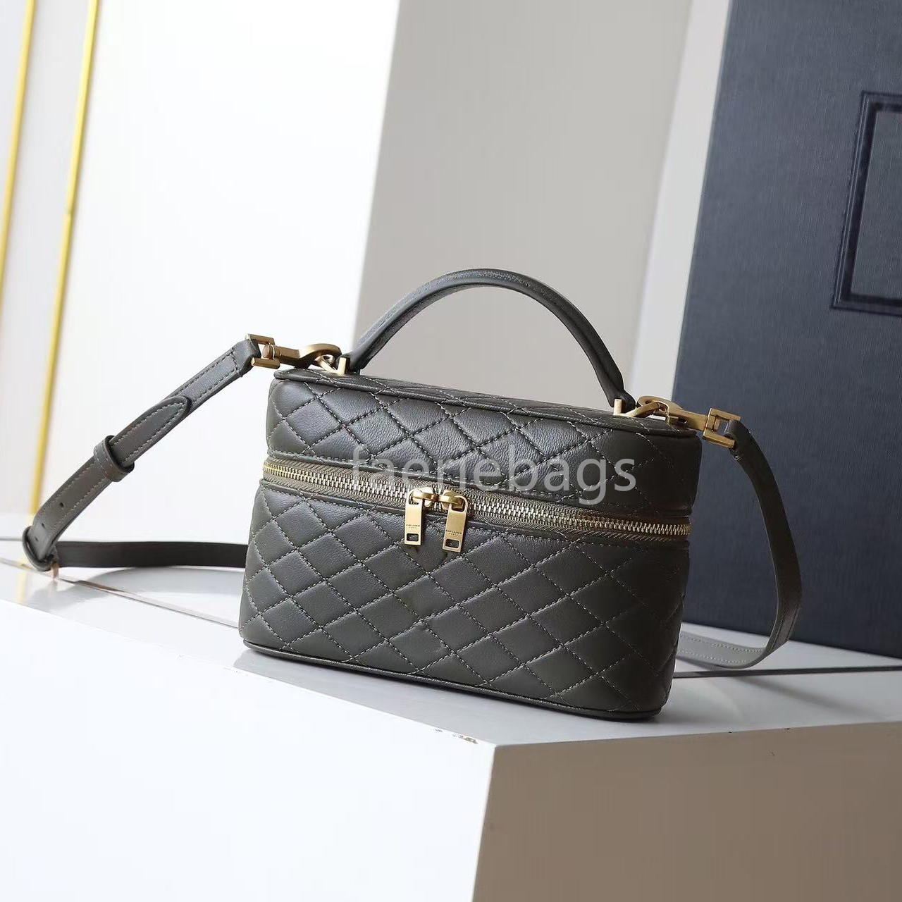 Designer bag cosmetic bag handbag luxury bag flip chain bag imported lambskin shoulder bag crossbody bag small square bag simple and fashionable mini makeup bag