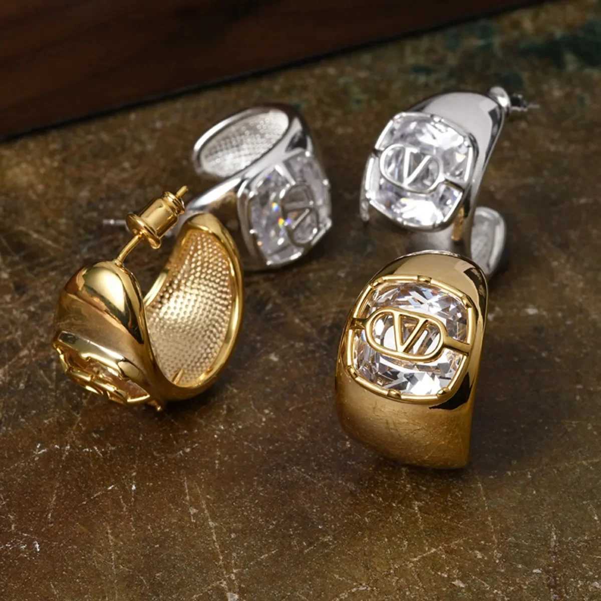 Minimst Luxury EarringsZirconia-Inlaid Vintage DesignElectroplated High-End Studs for Sophisticated StylePrum Gift Idea Y251210