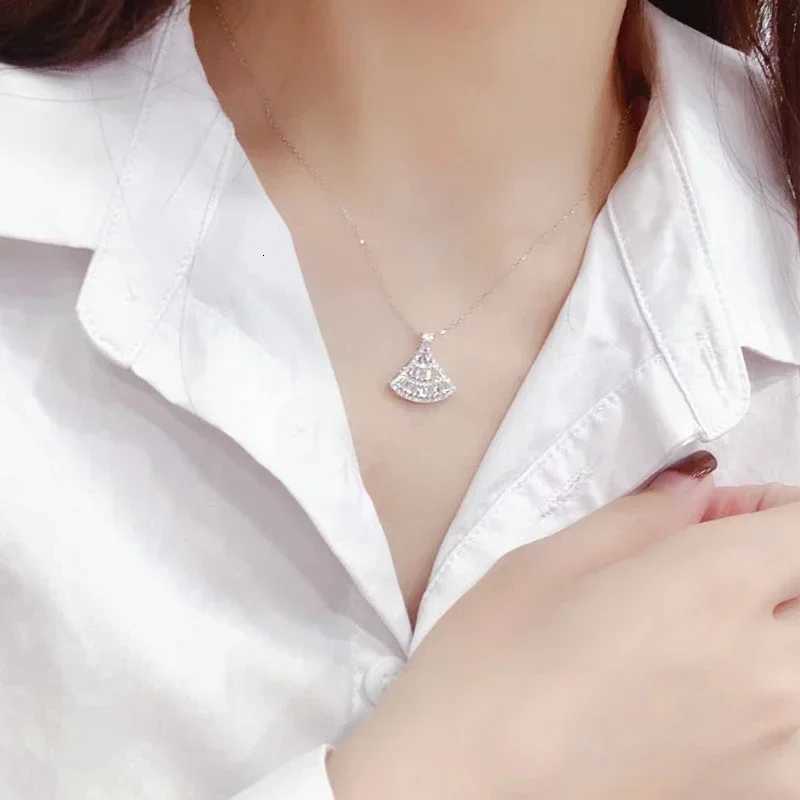 New Delicate Fan Shaped Pendant Necklace Women Silver Color Clavicle Chain Sparkling Crystal Cubic Zirconia Statement Jewelry M251211