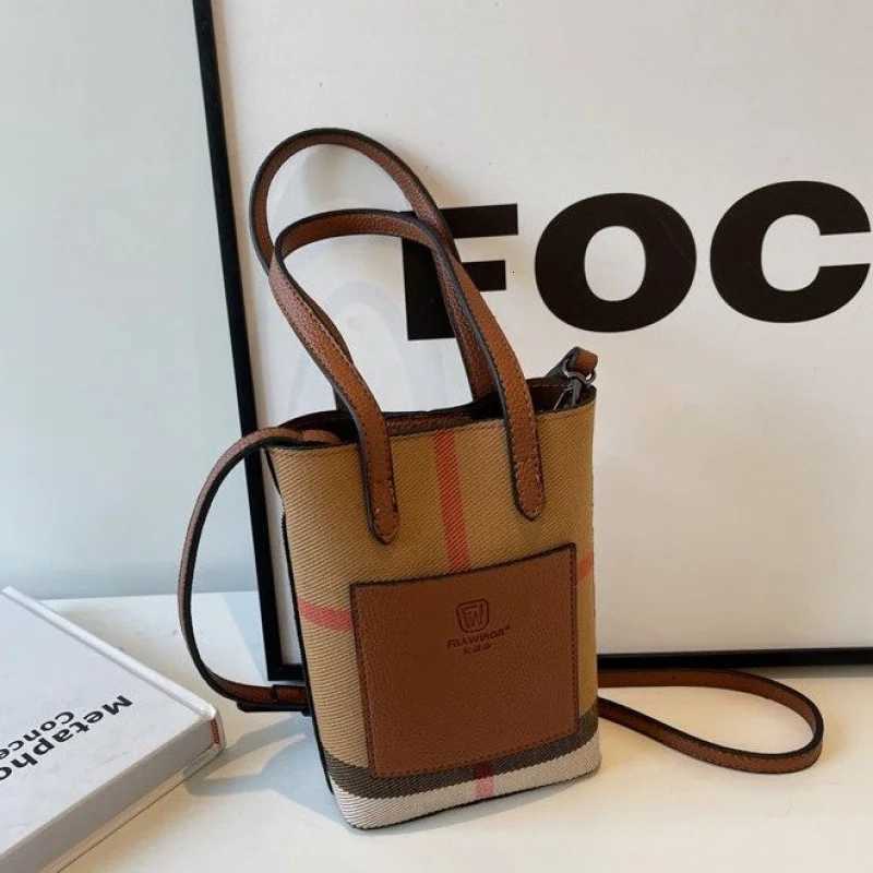 Sleek-chic 2025 New Ladies Luxury Brand Leather Crossbody Bag Famous Designer Simple Popar Classic Y251211