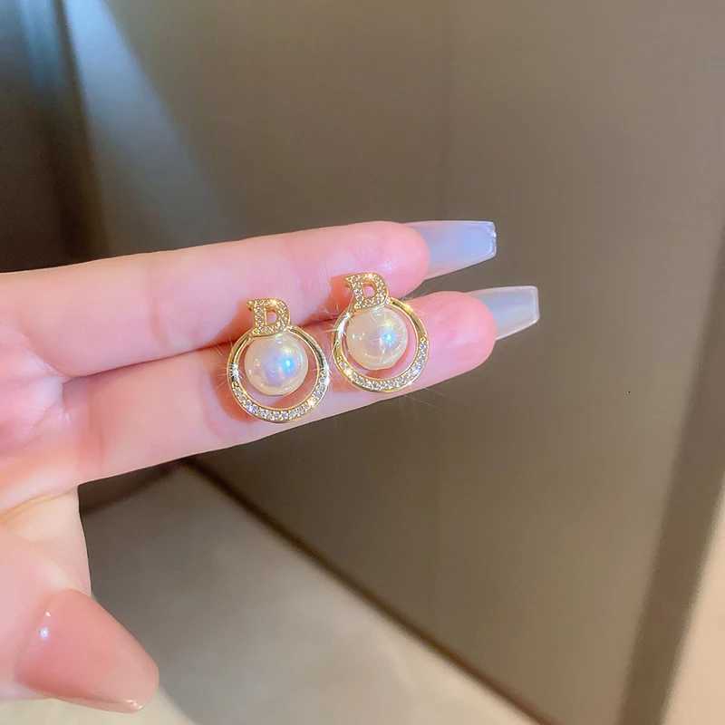 Luxury Zircon Pearl Drop Earrings For Wen Girl 2025 Elegant Personty Shiny D Letter Stud Earring Fashion Jewelry Y251210
