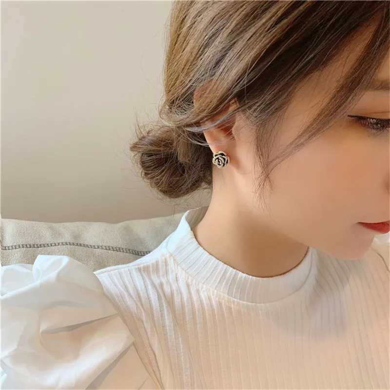 Luxury lia Stud Earrings White Black Metal Asymmetrical La wer Earrings Simple Cute Ear Jewelry For Girl Friends Gift Y251210