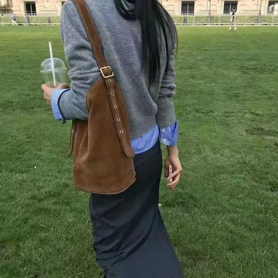 French Underarm Large Capacity Tote Bag Autumn Winter Fiable Suede Versatile Shoder Bucket Bags Y251211