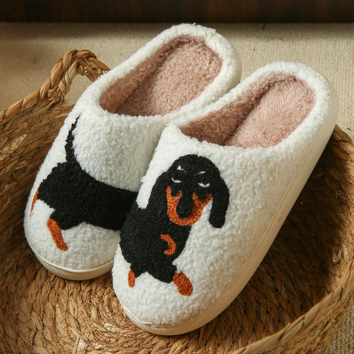 Xmas Dachshund Plush Slippers Fuzzy Dog Slippers Comfortable Closed Toe Slippers Cute Soft Furry Slipper Anti Slip for Men Women 251129