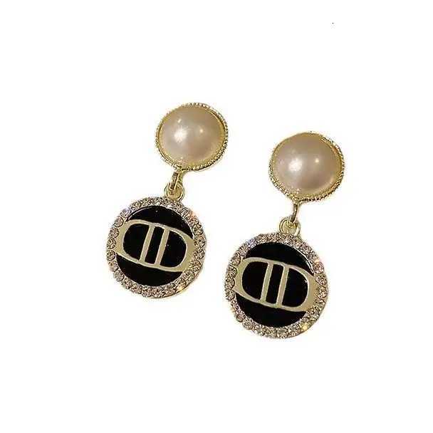 Fashion Stud Earrings Korean Style New Pearl Earrings for Wen Simple Elegant Versatile Ear Jewelry Y251210