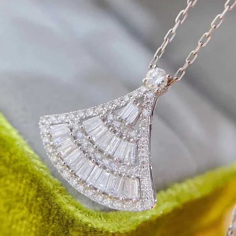 New Delicate Fan Shaped Pendant Necklace Women Silver Color Clavicle Chain Sparkling Crystal Cubic Zirconia Statement Jewelry M251211