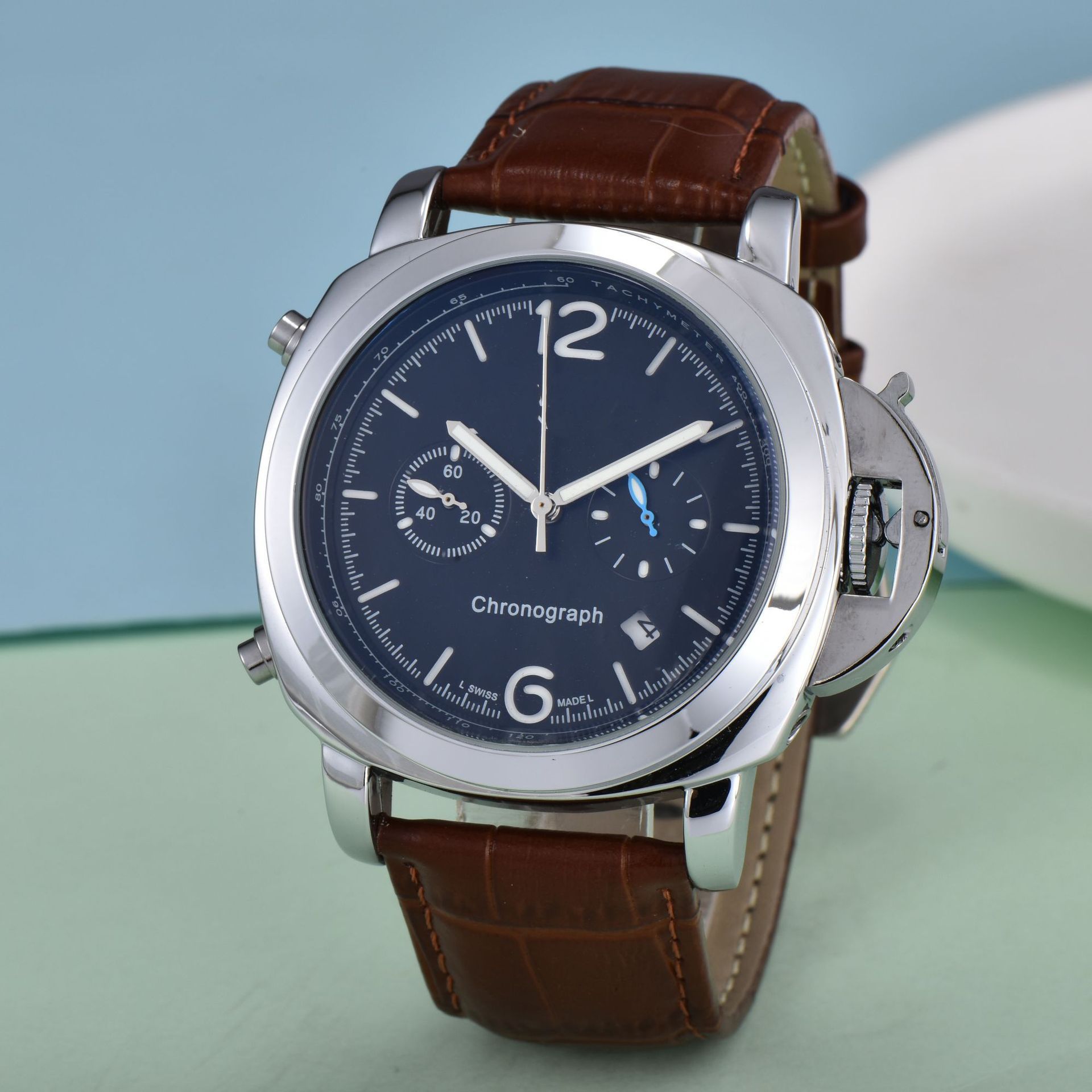 New Luxurious men's wristwatch - top designer crafted high-quality quartz watch with leather strap for a casual yet luxurious look.