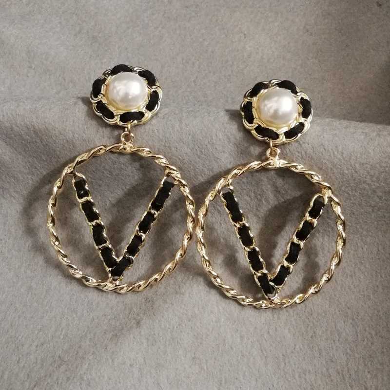 Korean Luxury Jewelry Big Letter Five V She Circle Pearl Earrings For Wen Wholes Y251210