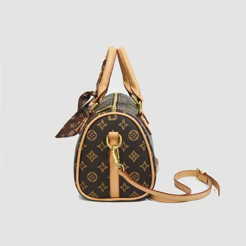Classic Vintage Crossbody Bag - Stylish Minimalist Cmuter Purse with Luxury Leather Letter Art Y251211