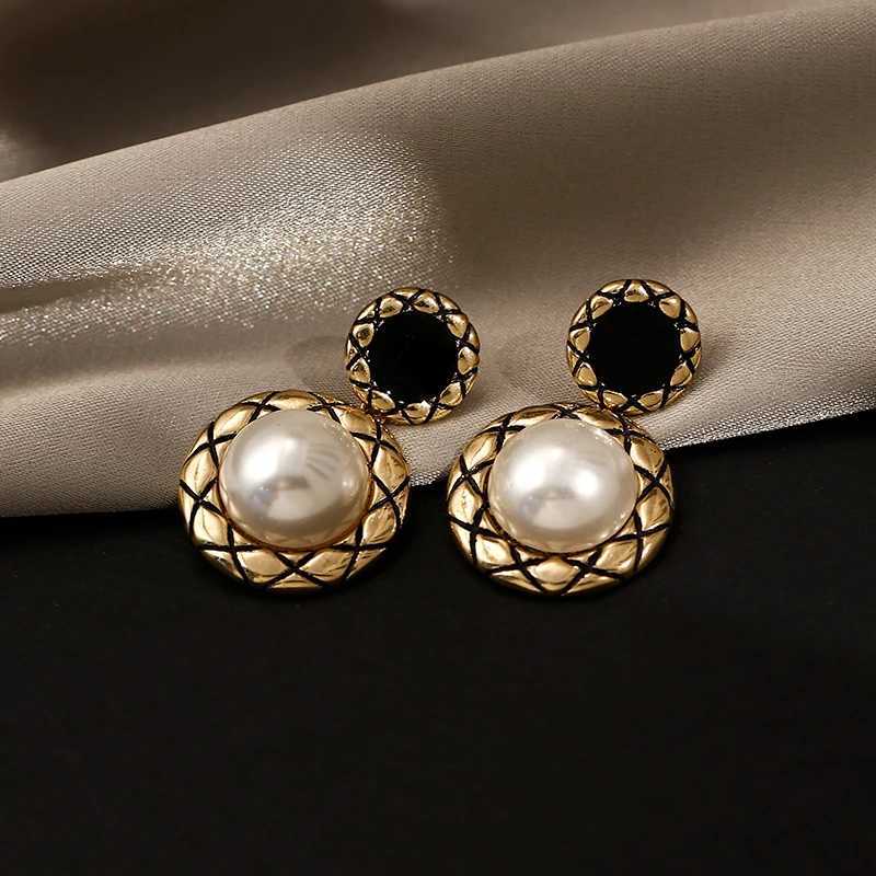 2021 Punk Korean Trend Vintage Imitation pearls Zircon Retro Elegant Irregar Round Pattern Earrings for Wen Party Jewelry Y251210