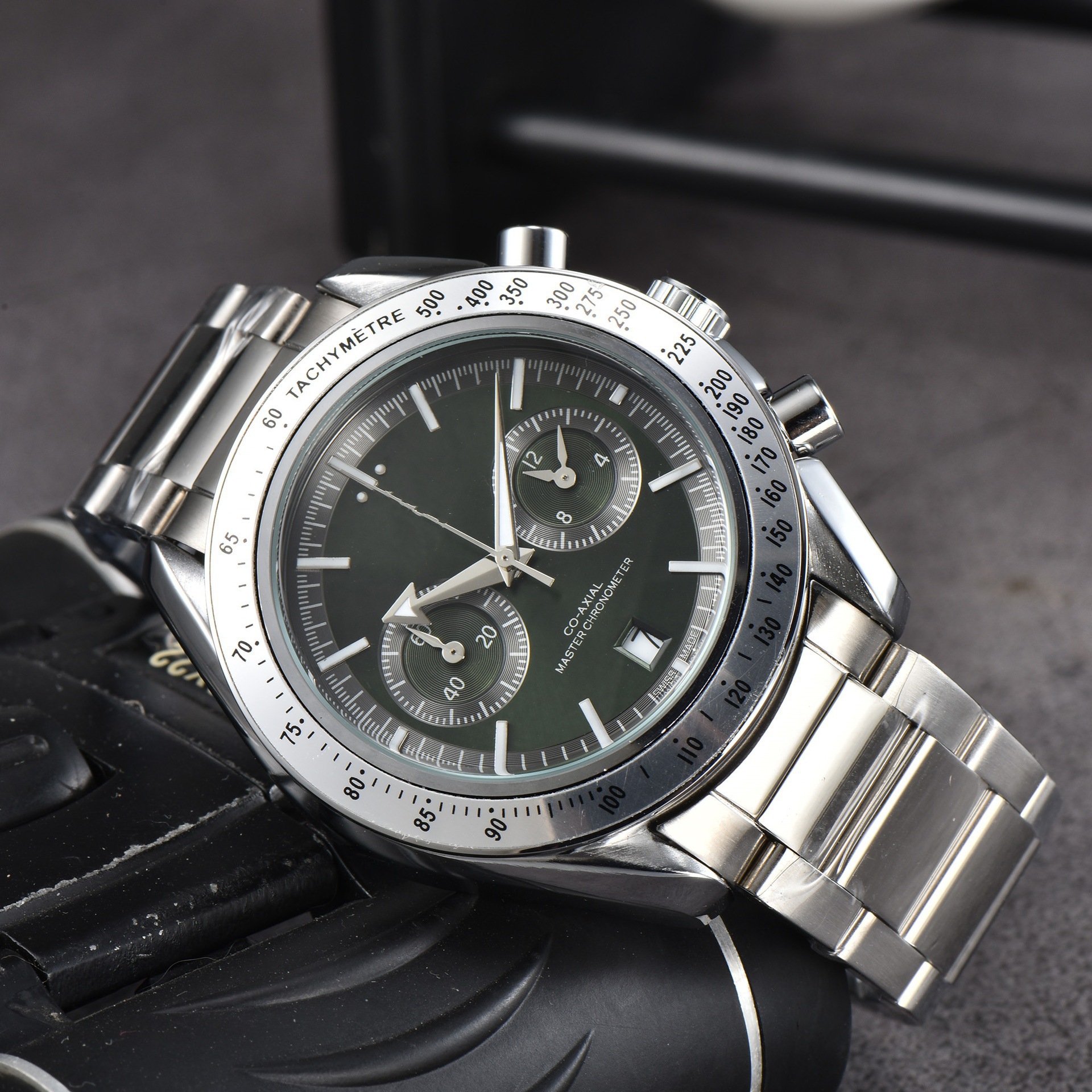 New Top-quality quartz multi-functional men's steel bracelet watch - stylish and fashionable chronograph watch. Manufacturer supplies