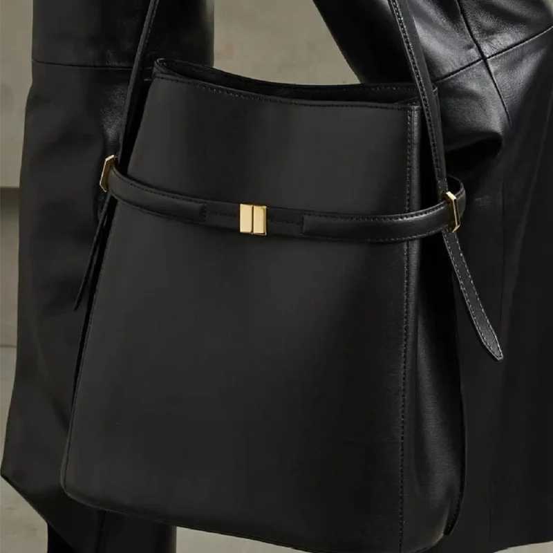 New tote bags for casual cmuting large-capacity bucket bags and niche single-shoder underarm bags Y251211